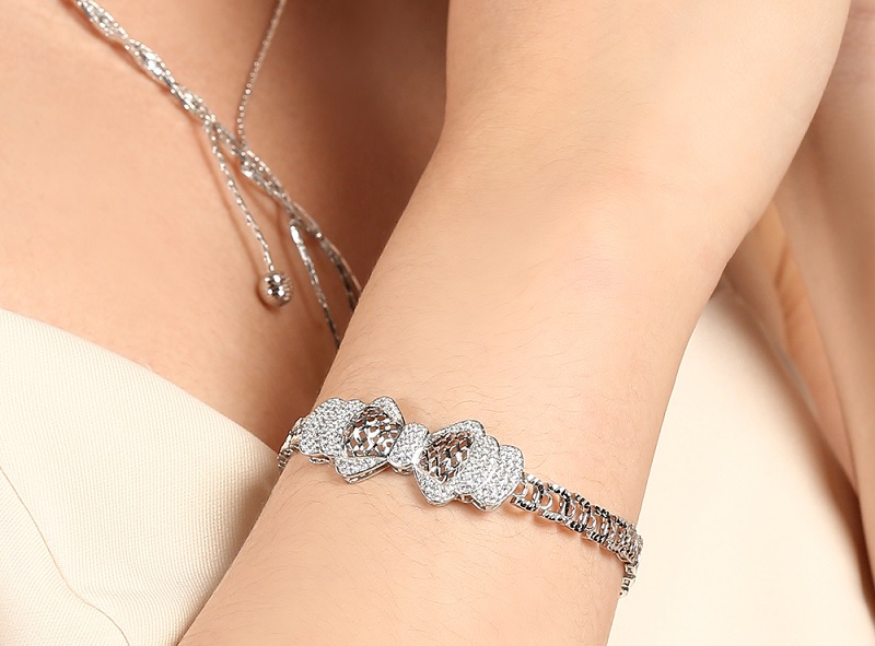 Lắc tay móc xích đính nơ sang trọng